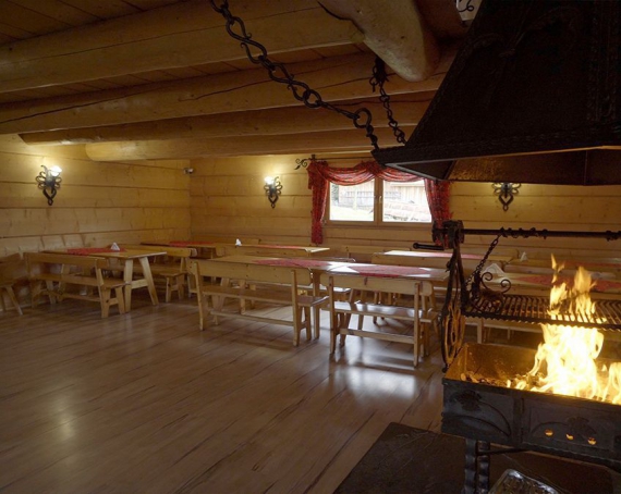 Sala parkietowa z kominkiem