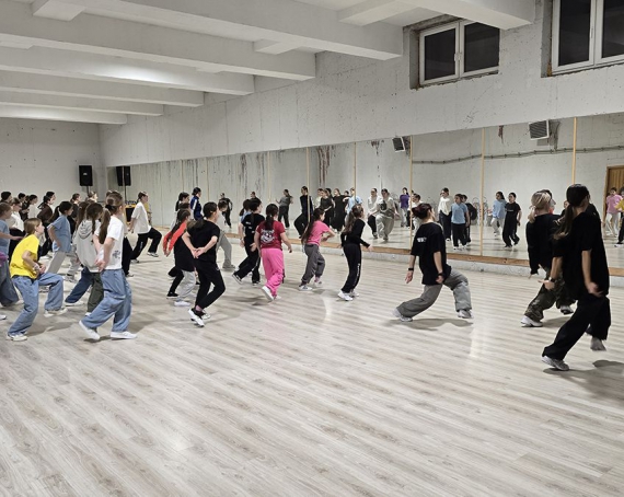 Sala tanecza z lustrami