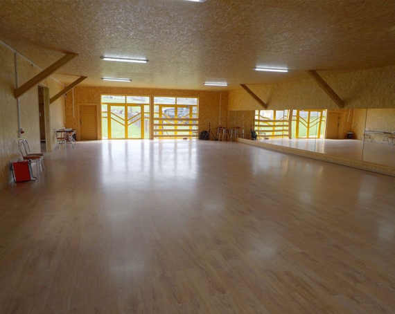 Sala tanecza z lustrami